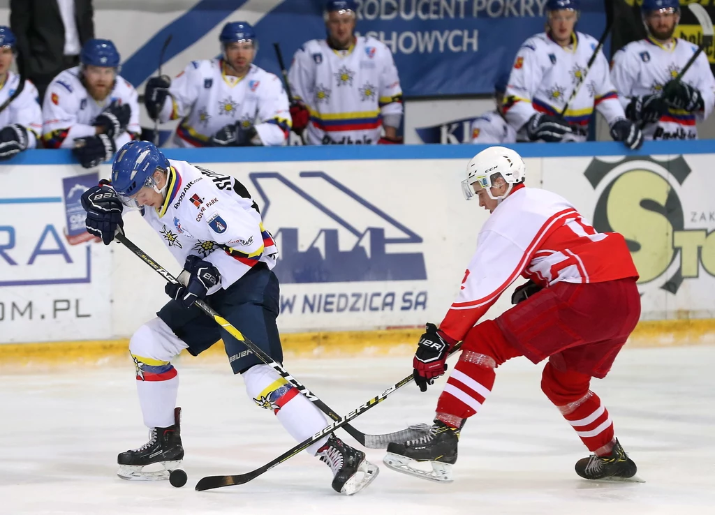 Hokeista Podhala Nowy Targ Adrian Słowakiewicz (L) i Marcin Płachetka (P) z Kadry PZHL U23