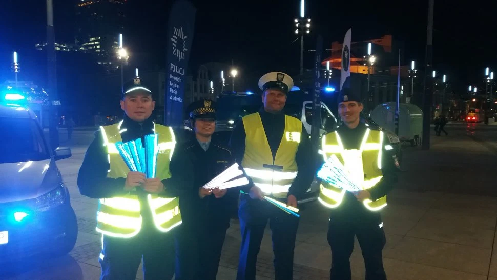 Policjanci apelują, by używać odblasków również w terenie zabudowanym Policjanci apelują, by używać odblasków również w terenie zabudowanym