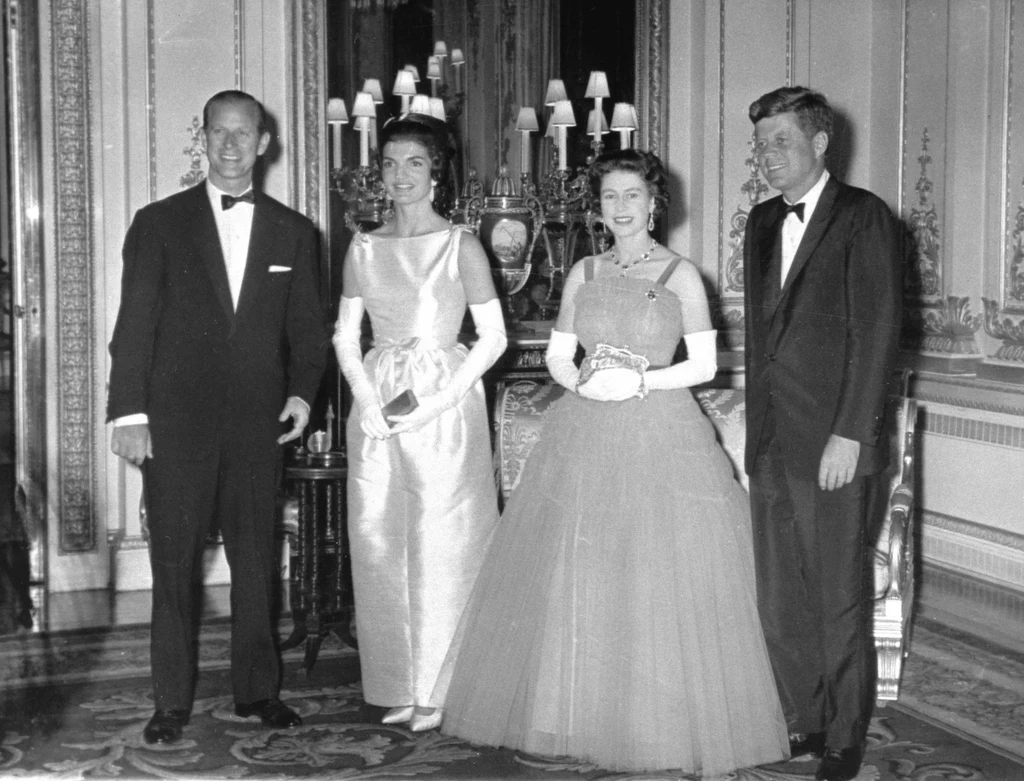 Jackie Kennedy, legendarna pierwsza dama Stanów Zjednoczonych i żona Johna F. Kennedy'ego, po raz pierwszy odwiedziła Pałac Buckingham podczas swojej podróży po Europie w 1961 r.