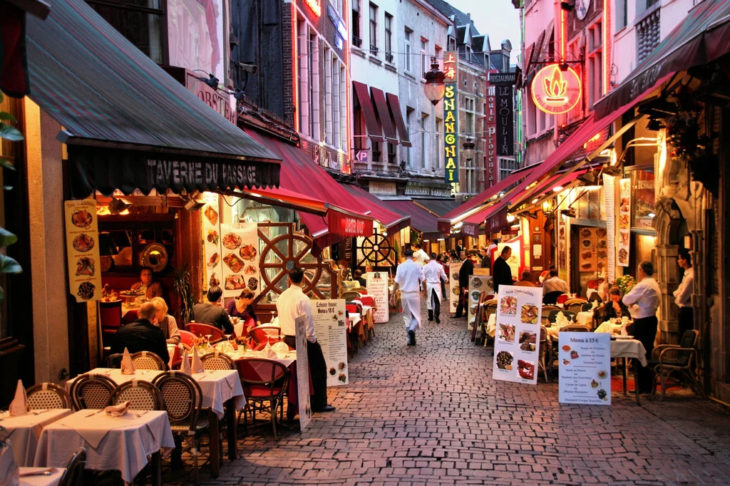 Rue des Bouchers (ul. Rzeźników) to najpopularniejsza gastronomiczna uliczka w centrum. Rue des Bouchers (ul. Rzeźników) to najpopularniejsza gastronomiczna uliczka w centrum.