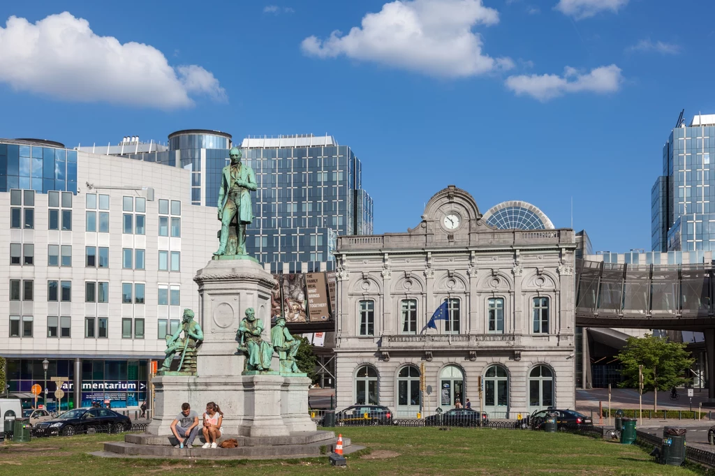 Zabudowa dzielnicy unijnej przylega do Parku Leopolda, brukselskiej enklawy zieleni. Na jednym ze skwerów wznosi się pomnik Johna Cockerilla, słynnego przemysłowca, dzięki któremu rozwinęło się belgijskie hutnictwo. Zabudowa dzielnicy unijnej przylega do Parku Leopolda, brukselskiej enklawy zieleni. Na jednym ze skwerów wznosi się pomnik Johna Cockerilla, słynnego przemysłowca, dzięki któremu rozwinęło się belgijskie hutnictwo.