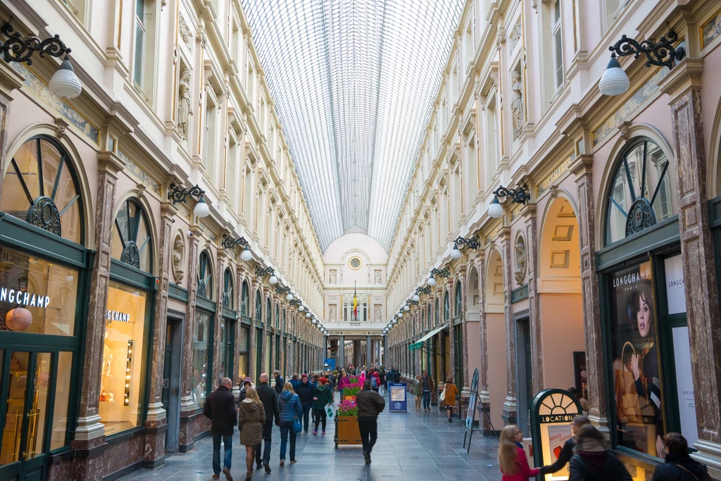 Galeries Royales Saint-Hubert. Dwustumetrowy oszklony królewski pasaż zbudowany w stylu włoskiego renesansu to jedna z pierwszych galerii handlowych w Europie (1847 r.). Elitarne butiki i ekskluzywne kawiarenki to miejsce dla zamożnych turystów. Galeries Royales Saint-Hubert. Dwustumetrowy oszklony królewski pasaż zbudowany w stylu włoskiego renesansu to jedna z pierwszych galerii handlowych w Europie (1847 r.). Elitarne butiki i ekskluzywne kawiarenki to miejsce dla zamożnych turystów.