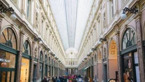 Galeries Royales Saint-Hubert. Dwustumetrowy oszklony królewski pasaż zbudowany w stylu włoskiego renesansu to jedna z pierwszych galerii handlowych w Europie (1847 r.). Elitarne butiki i ekskluzywne kawiarenki to miejsce dla zamożnych turystów.