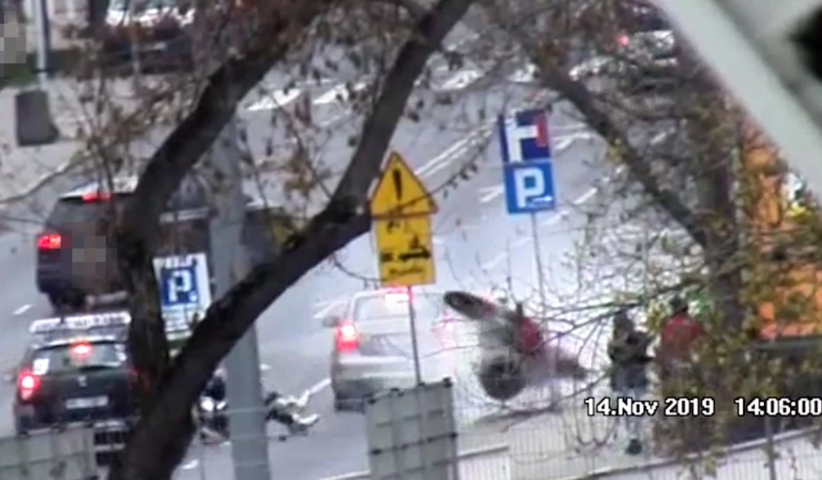 Gdyby nie znak i betonowy śmietnik motocykl uderzyłby w pieszych Gdyby nie znak i betonowy śmietnik motocykl uderzyłby w pieszych