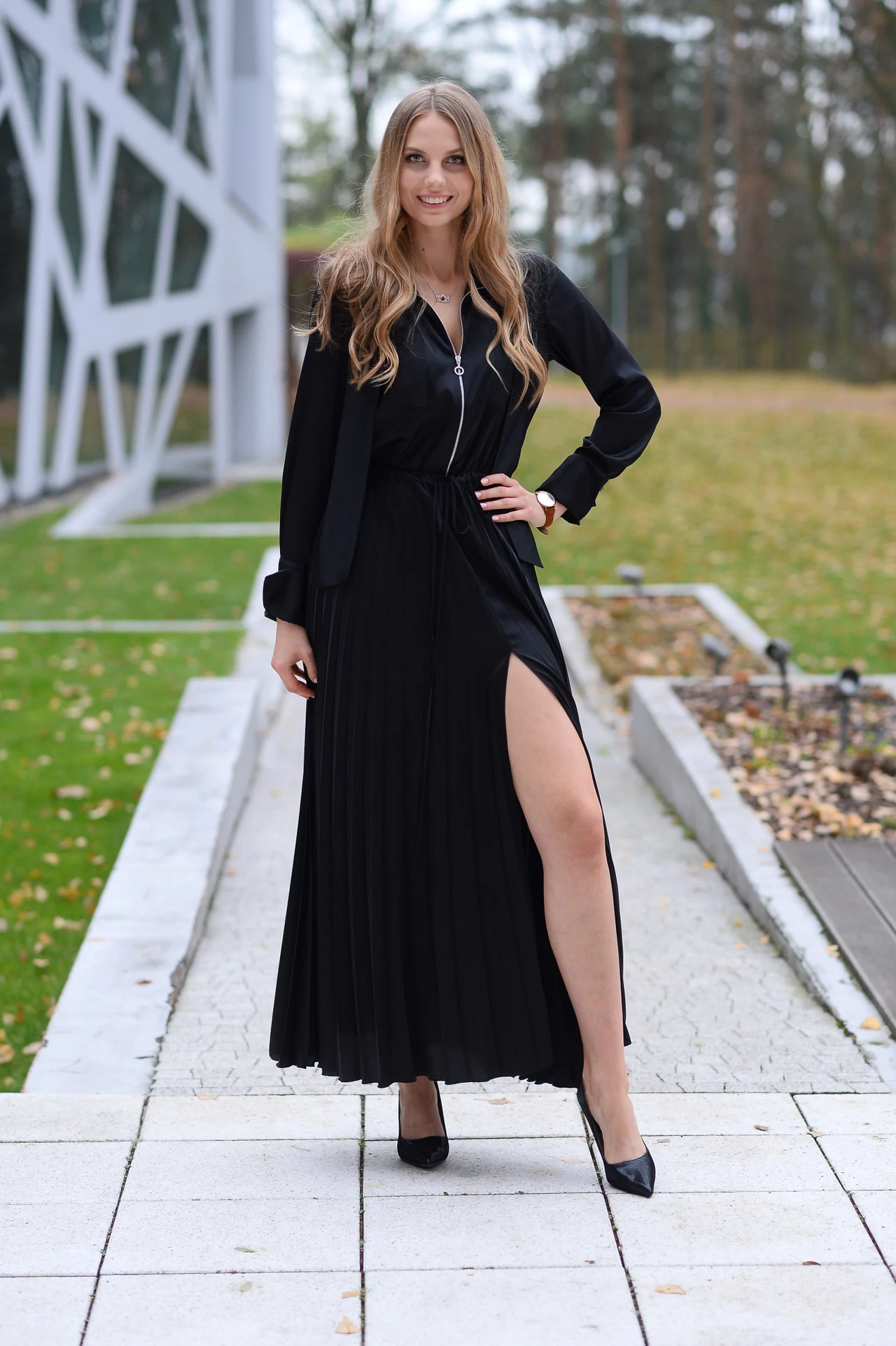 Milena Jaworska o sobie: Studiuję dziennie na Politechnice Warszawskiej na kierunku Electrical Engineering prowadzonym w pełni w języku angielskim. Pracuję również w Startupie w branży fintech. Realizuję się nie tylko na płaszczyźnie technicznej. Od dziecka najlepiej czułam się, występując na scenie. Ukończyłam szkołę muzyczną na organach. Jestem duszą kreatywną, a jednocześnie twardo stąpam po ziemi. Uwielbiam wyzwania i zdobywanie nowych umiejętności. Można powiedzieć, że jestem uzależniona od samorozwoju. Moje zainteresowanie modą i projektowaniem dojrzewało wraz ze mną. W wieku 16 lat zaczęłam pracę jako modelka - bardzo dynamicznie, bo od London Fashion Week. Sport zaczął towarzyszyć mi każdego dnia, jak również rozwijałam swoją wiedzę dotyczącą zdrowego trybu życia. Ukończyłam kurs trenera personalnego i dietetyki sportowej. Niektórzy pytali, skąd taki wybór kierunku studiów - z zamiłowania do fizyki. Milena Jaworska o sobie: Studiuję dziennie na Politechnice Warszawskiej na kierunku Electrical Engineering prowadzonym w pełni w języku angielskim. Pracuję również w Startupie w branży fintech. Realizuję się nie tylko na płaszczyźnie technicznej. Od dziecka najlepiej czułam się, występując na scenie. Ukończyłam szkołę muzyczną na organach. Jestem duszą kreatywną, a jednocześnie twardo stąpam po ziemi. Uwielbiam wyzwania i zdobywanie nowych umiejętności. Można powiedzieć, że jestem uzależniona od samorozwoju. Moje zainteresowanie modą i projektowaniem dojrzewało wraz ze mną. W wieku 16 lat zaczęłam pracę jako modelka - bardzo dynamicznie, bo od London Fashion Week. Sport zaczął towarzyszyć mi każdego dnia, jak również rozwijałam swoją wiedzę dotyczącą zdrowego trybu życia. Ukończyłam kurs trenera personalnego i dietetyki sportowej. Niektórzy pytali, skąd taki wybór kierunku studiów - z zamiłowania do fizyki.