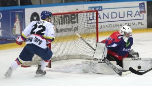 Zawodnik Podhala Nowy Targ Łukasz Siuty (L) i Krzysztof Boajnowski (P) z KH Energi Toruń