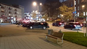 Starszy mężczyzna czekał na żonę bardzo długo 