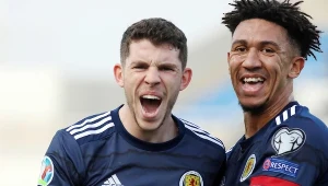 Radość piłkarzy Szkocji. Ryan Christie i Liam Palmer 