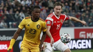 Dedryck Boyata, w koszulce Michy'ego Batshuayia z numerem 23, w starciu z Alieksiejem Mirańczukiem