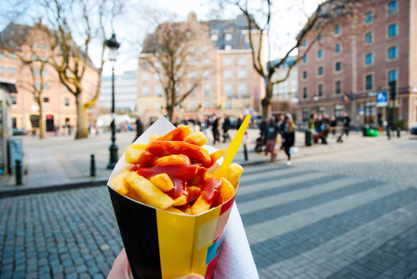 Bruksela znajduje się w czołówce miast, w których można najlepiej zjeść. Nie chodzi jednak o wykwintne restauracje, ale o foodtracki. Jednym ze specjałów serwowanych w belgijskiej stolicy są frytki, po które ustawiają się długie kolejki. Bruksela znajduje się w czołówce miast, w których można najlepiej zjeść. Nie chodzi jednak o wykwintne restauracje, ale o foodtracki. Jednym ze specjałów serwowanych w belgijskiej stolicy są frytki, po które ustawiają się długie kolejki.