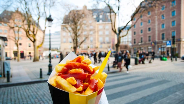 Bruksela znajduje się w czołówce miast, w których można najlepiej zjeść. Nie chodzi jednak o wykwintne restauracje, ale o foodtracki. Jednym ze specjałów serwowanych w belgijskiej stolicy są frytki, po które ustawiają się długie kolejki.

