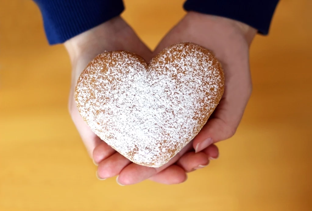 Jeśli wolisz pączki z lukrem, utrzyj 10 dag cukru pudru z 1 łyżką soku z cytryny lub pomarańczy i nałóż dwukrotnie taką polewę.