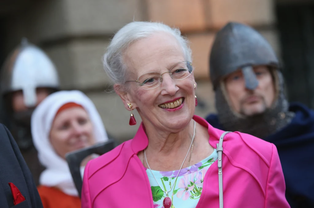 Dania jest monarchią konstytucyjną. Królowa nie ingeruje w sprawy polityczne kraju. Po stronie Małgorzaty II są funkcje reprezentacyjne zarówno w kraju jak i za granicą. Dania jest monarchią konstytucyjną. Królowa nie ingeruje w sprawy polityczne kraju. Po stronie Małgorzaty II są funkcje reprezentacyjne zarówno w kraju jak i za granicą.