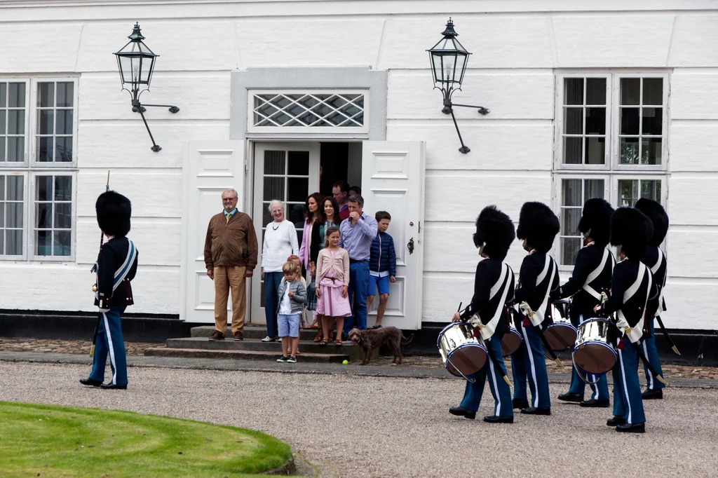 Jednak najbardziej wyczekiwane są wystąpienia królowej. Popularnością cieszy się noworoczne, które jest emitowane z kopenhaskiego Pałacu Amalienborg. Jednak najbardziej wyczekiwane są wystąpienia królowej. Popularnością cieszy się noworoczne, które jest emitowane z kopenhaskiego Pałacu Amalienborg.