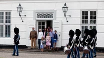 Jednak najbardziej wyczekiwane są wystąpienia królowej. Popularnością cieszy się  noworoczne, które jest emitowane z kopenhaskiego Pałacu Amalienborg.