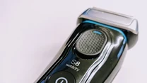 Braun Series 8 nie próbuje na nowo definiować wyglądu golarek, co nie zmienia faktu, że ogólnej prezencji urządzenia można cokolwiek zarzucić. Design jest przemyślany i miły dla oka. Dodatkiem w tej odsłonie jest ulepszony wyświetlacz, z którego wyczytamy nie tylko poziom naładowania baterii, ale też informację o stanie czystości samej golarki. 