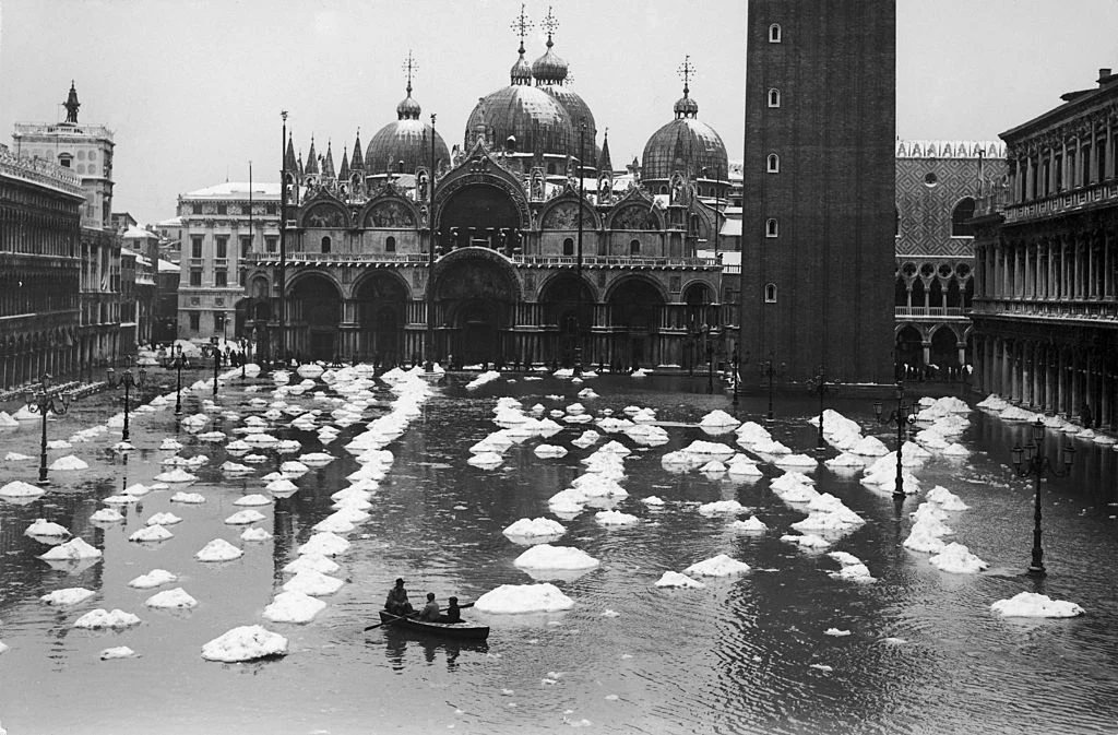 We wtorek 12 listopada wynosił on 187 centymetrów. Gorzej było w 1966 roku - wtedy woda osiągnęła poziom 194 cm. Na zdjęciu: zalana Wenecja w 1933 roku We wtorek 12 listopada wynosił on 187 centymetrów. Gorzej było w 1966 roku - wtedy woda osiągnęła poziom 194 cm. Na zdjęciu: zalana Wenecja w 1933 roku