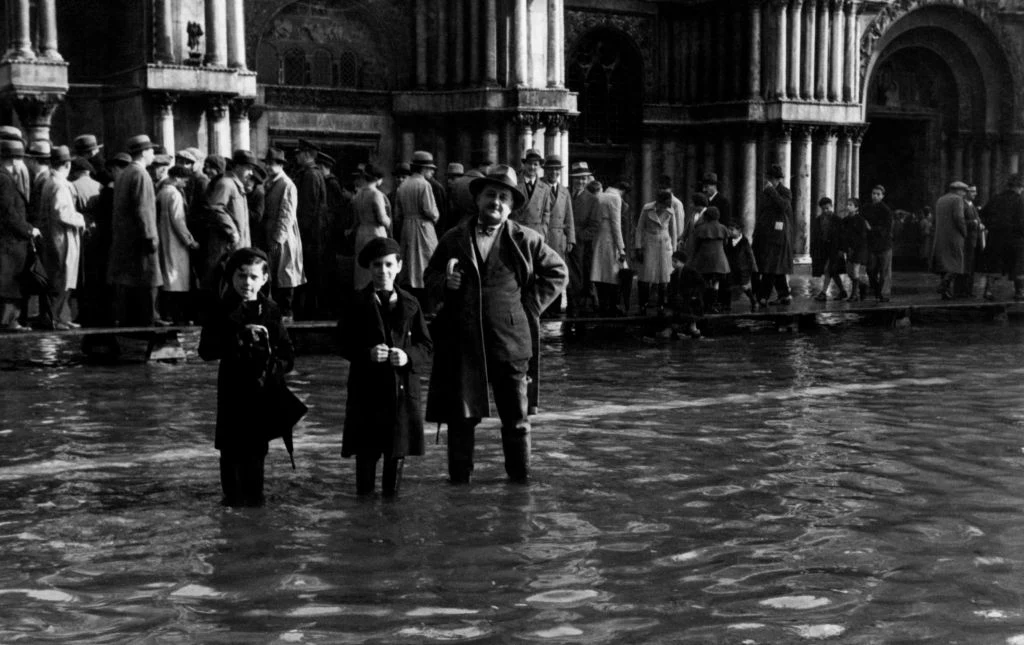 Za przyczynę coraz częstszych powodzi podaje się przypływy nasilają się jesienią i zimą oraz zmiany klimatyczne. Podczas powodzi na przełomie 1920-1930 roku poziom wody wynosił około 120 cm. Za przyczynę coraz częstszych powodzi podaje się przypływy nasilają się jesienią i zimą oraz zmiany klimatyczne. Podczas powodzi na przełomie 1920-1930 roku poziom wody wynosił około 120 cm.