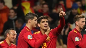 Morata i Moreno cieszą się ze zdobytej bramki