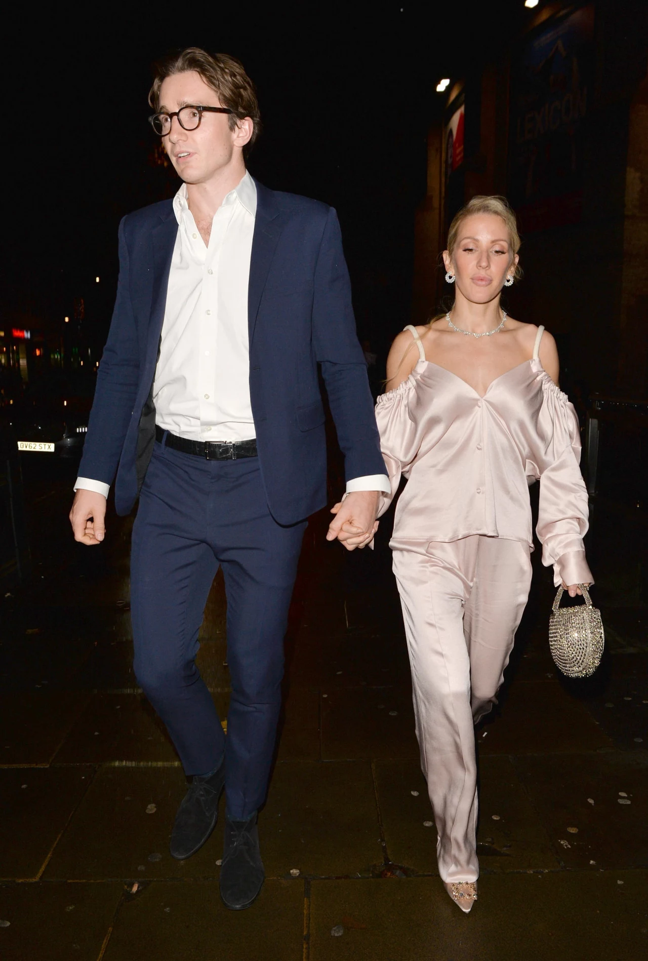 Ellie Goulding sprawia wrażenie pewnej siebie i zadowolonej ze swojego wyglądu kobiety. Nic dziwnego, bo w życiu prywatnym wiedzie się jej doskonale! Świeżo upieczona żona Caspara Jopling'a zaczęła się w ostatnim czasie ubierać o wiele bardziej elegancko, niż jeszcze kilka lat temu. I bardzo dobrze, bo taki styl bardzo jej pasuje!