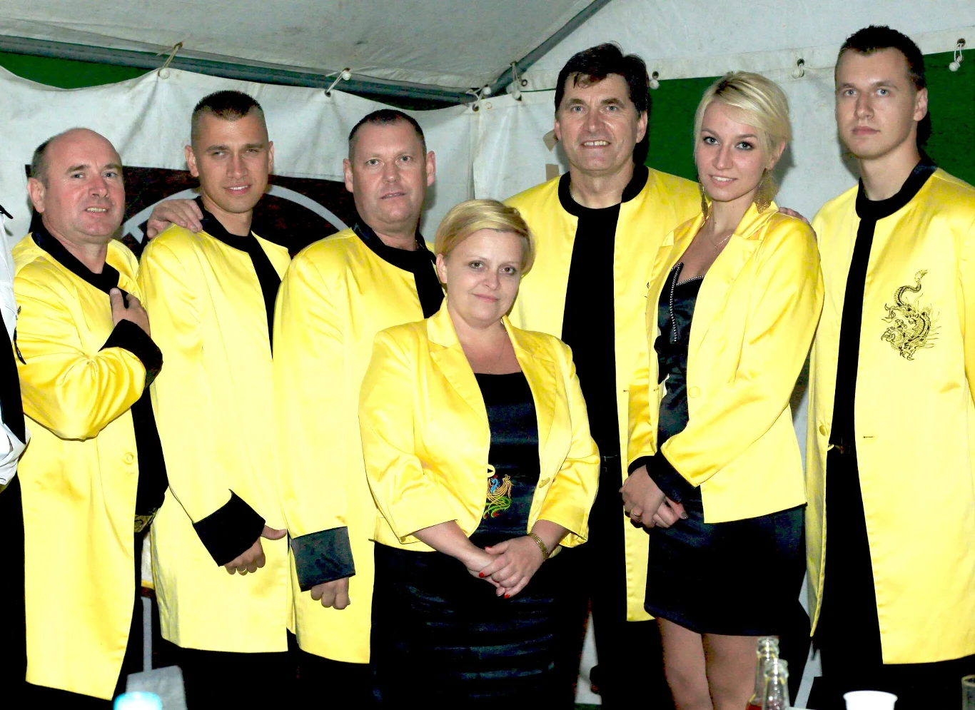 Zespół rozpoczął podbój Chin. Nagrali swoje przeboje w języku chińskim. Mieli sprzedać w Kraju Środka ponad 60 milinów płyt. W wywiadach cieszyli się z popularności, mówiąc, że "Chiny leżą u stóp". Dwa lata później planowali już podbój Arabii Saudyjskiej. "Azja była i jest kierunkiem, który nam się rozwija, ale teraz upomniała się o nas Arabia Saudyjska (…). Okazało się, że w Arabii jest zapotrzebowanie na naszą muzykę" - mówił Świerzyński w wywiadzie dla "Faktu".