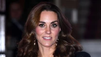 Kate Middleton pojawiła się na gali z misternie ułożonymi falami na głowie i w eleganckiej kreacji Alexandra McQueena w beżowo-czarnym kolorze.

fot. Rex Features/East News