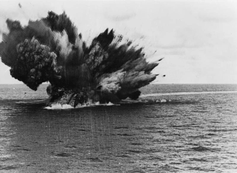 Eksplodujący pancernik HMS "Barham". Czy podobnie wyglądały ostatnie chwile HMAS "Sydney"? Eksplodujący pancernik HMS "Barham". Czy podobnie wyglądały ostatnie chwile HMAS "Sydney"?