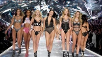  Supermodelki łączy kilka branżowych tajemnic. Jedną z nich są przedłużane i zagęszczane włosy. Aniołki Victoria’s Secret muszą zawsze perfekcyjnie prezentować się na wybiegach. Poddają się nie tylko restrykcyjnym dietom i ćwiczeniom, ale również dokonują bardziej kontrowersyjnych wyborów, takich jak doczepianie wspomnianych wyżej kosmyków. 