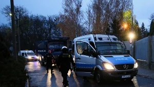  Oddziały policyjne przed Komendą Miejską Policji w Koninie