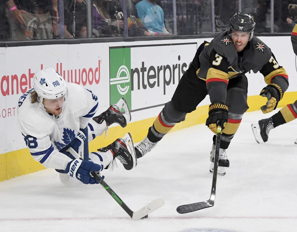 William Nylander (z lewej) z Toronto Maple Leafs i Brayden McNabb z Vegas Golden Knights William Nylander (z lewej) z Toronto Maple Leafs i Brayden McNabb z Vegas Golden Knights