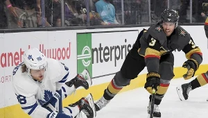 William Nylander (z lewej) z Toronto Maple Leafs i Brayden McNabb z Vegas Golden Knights