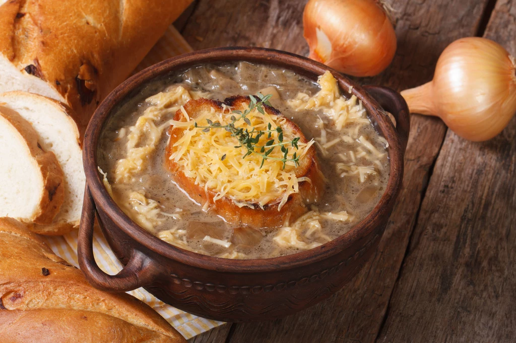 Zupę można podawać z grzanką, jak tradycyjną francuską cebulową