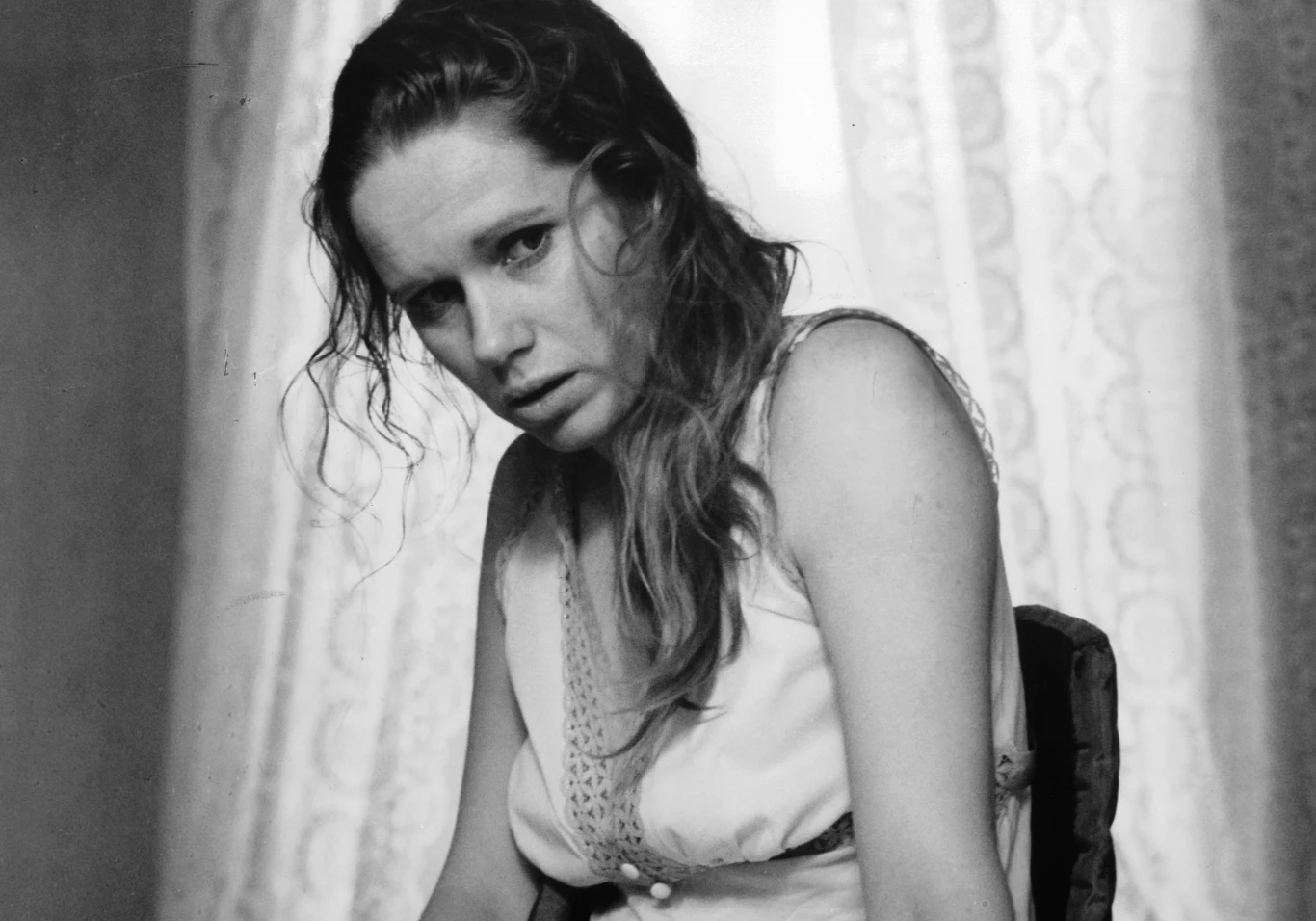 "Opowiadała mi na planie, że zakochała się w moim ojcu od pierwszego wejrzenia" - wspominała córka Andrzeja Łapickiego. "Przez tydzień codziennie chodziła na ten spektakl, na którym ja nie mogłam wysiedzieć nawet na premierze. Była za kulisami, ale on wyraźnie był wtedy zajęty inną blondynką i na rudawą Norweżkę nie zwrócił uwagi. List z jej wyznaniem miłości po latach zawiozłam ojcu, który przeczytawszy go, westchnął: 'Żebym wtedy wiedział, że to jest Liv Ullmann!'".