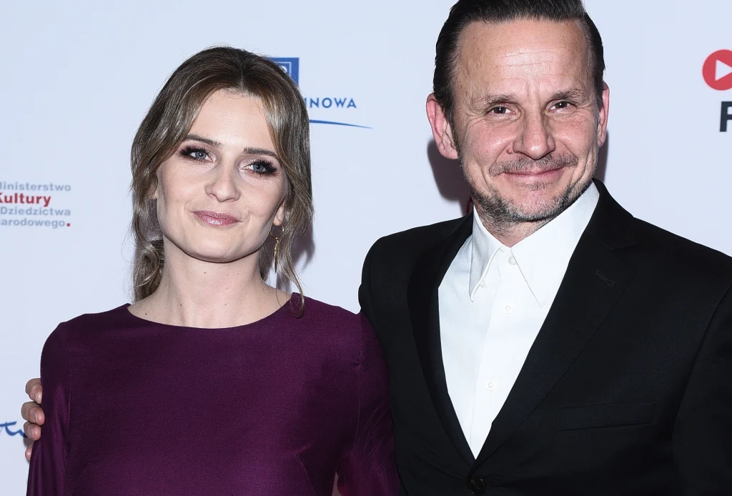 Bartłomiej Topa z ukochaną na premierze filmowej