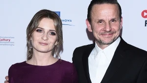 Bartłomiej Topa z ukochaną na premierze filmowej