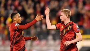 Kevin De Bruyne (po prawej) celebrujący zdobycia gola