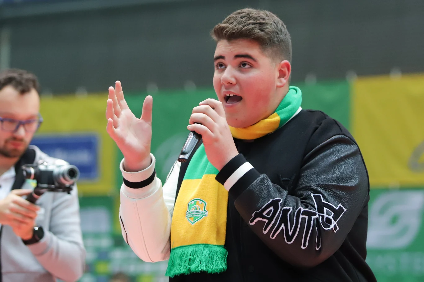 Jordan Anthony podczas występu w przerwie meczu Jordan Anthony podczas występu w przerwie meczu