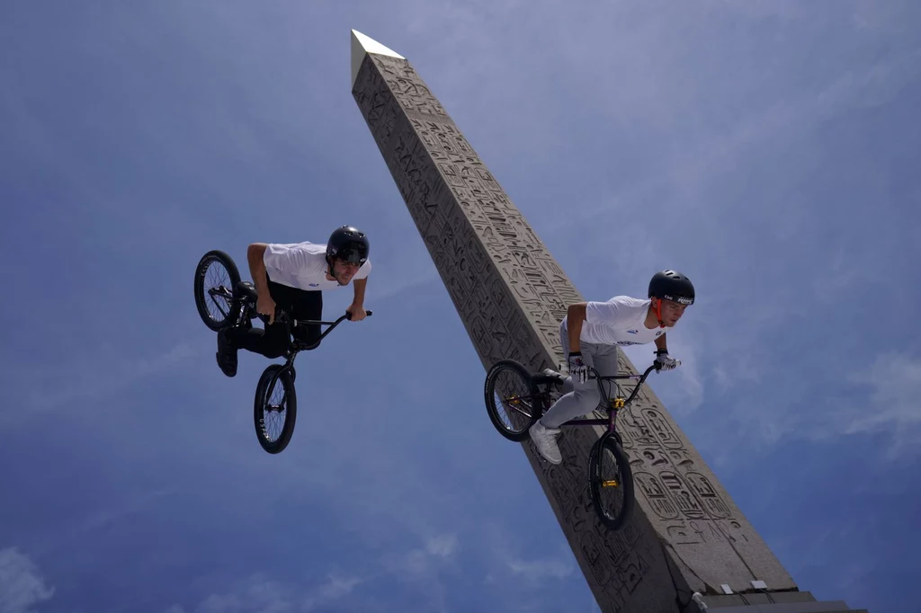 Pokaz jazdy bmx-ami podczas dnia olimpijskiego Paryżu, w czerwcu 2019 r. Pokaz jazdy bmx-ami podczas dnia olimpijskiego Paryżu, w czerwcu 2019 r.