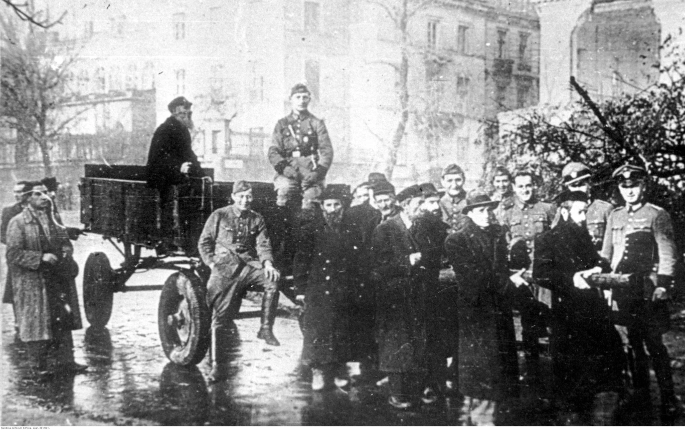 Żydzi ciągną wóz konny na dziedzińcu Uniwersytetu Warszawskiego. Widoczni również policjanci niemieccy. Żydzi ciągną wóz konny na dziedzińcu Uniwersytetu Warszawskiego. Widoczni również policjanci niemieccy.