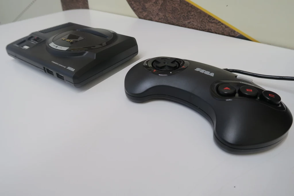 Sprzęt wykonano doskonale, bez wątpienia będzie to gratka dla fanów retro. Konsolka ma nawet otwierany slot na kartridże – nie spełnia on swojej roli, ale na rynku (np. w Japonii lub w sklepach dla retro-graczy) znajdziemy miniaturowe repliki kartów, które można włożyć do środka. Sprzęt wykonano doskonale, bez wątpienia będzie to gratka dla fanów retro. Konsolka ma nawet otwierany slot na kartridże – nie spełnia on swojej roli, ale na rynku (np. w Japonii lub w sklepach dla retro-graczy) znajdziemy miniaturowe repliki kartów, które można włożyć do środka.