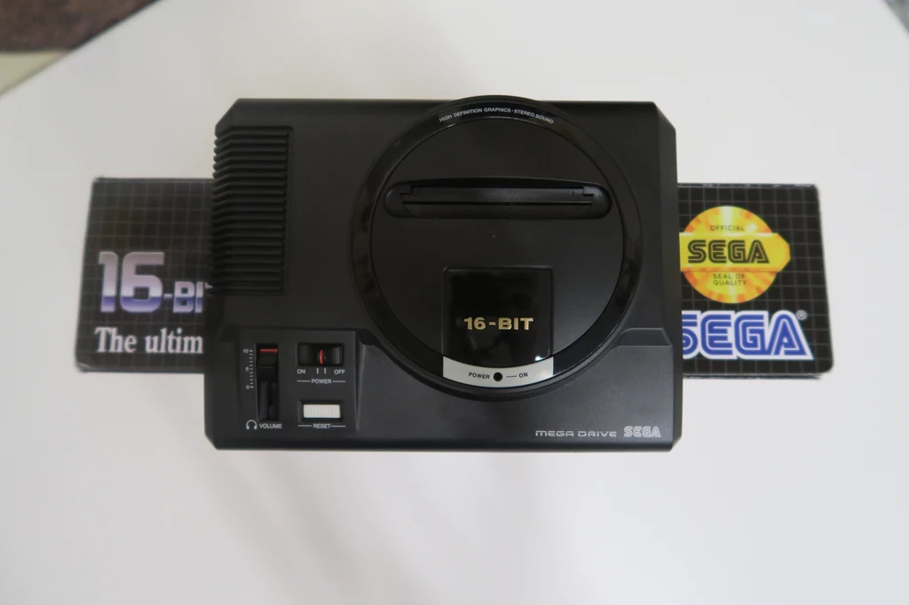 Jakich gier zabrakło? Nie ma kolejnych dwóch części Sonica, trzeciej odsłony Streets of Rage, poprzednich gier z serii Phantasy Star i kontynuacji Shining Force – wszystkie tytuły pojawiały się na poprzednich składankach SEGI. Nie ma także co liczyć na inne hity z epoki Mega Drive’a, pozycje takie jak chociażby: Desert Strike, Mortal Kombat czy Aladyna. Jakich gier zabrakło? Nie ma kolejnych dwóch części Sonica, trzeciej odsłony Streets of Rage, poprzednich gier z serii Phantasy Star i kontynuacji Shining Force – wszystkie tytuły pojawiały się na poprzednich składankach SEGI. Nie ma także co liczyć na inne hity z epoki Mega Drive’a, pozycje takie jak chociażby: Desert Strike, Mortal Kombat czy Aladyna.