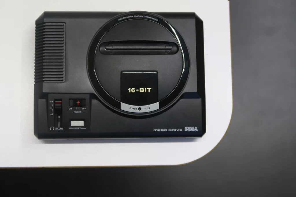 SEGA Mega Drive mini to doskonała wersja kultowego sprzętu. Świetne wykonanie i solidna emulacja to jej największe zalety. Jest to nie tylko propozycja dla osób chcących wrócić wspomnieniami do lat 90., ale również ciekawy gadżet dla tej części młodego pokolenia, które interesuje się starymi grami. Cena konsoli wynosi 349 zł SEGA Mega Drive mini to doskonała wersja kultowego sprzętu. Świetne wykonanie i solidna emulacja to jej największe zalety. Jest to nie tylko propozycja dla osób chcących wrócić wspomnieniami do lat 90., ale również ciekawy gadżet dla tej części młodego pokolenia, które interesuje się starymi grami. Cena konsoli wynosi 349 zł