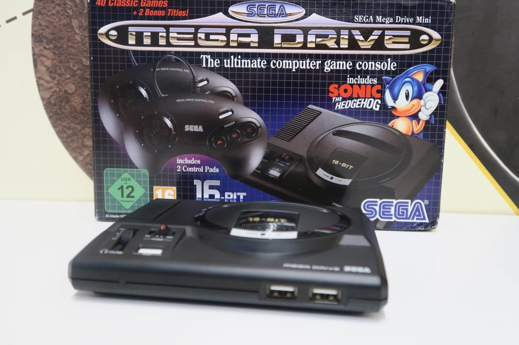 Wyglądem Mega Drive Mini przypomina pierwszy model konsoli, który zadebiutował październiku 1988 r. w Japonii, w sierpniu 1989 r. w Ameryce Północnej, a w listopadzie 1990 r. w kolejnych krajach. Konsolka ma wymiary 272 x 187 x 85 mm i waży (z pudełkiem) 863 g. Wyglądem Mega Drive Mini przypomina pierwszy model konsoli, który zadebiutował październiku 1988 r. w Japonii, w sierpniu 1989 r. w Ameryce Północnej, a w listopadzie 1990 r. w kolejnych krajach. Konsolka ma wymiary 272 x 187 x 85 mm i waży (z pudełkiem) 863 g.