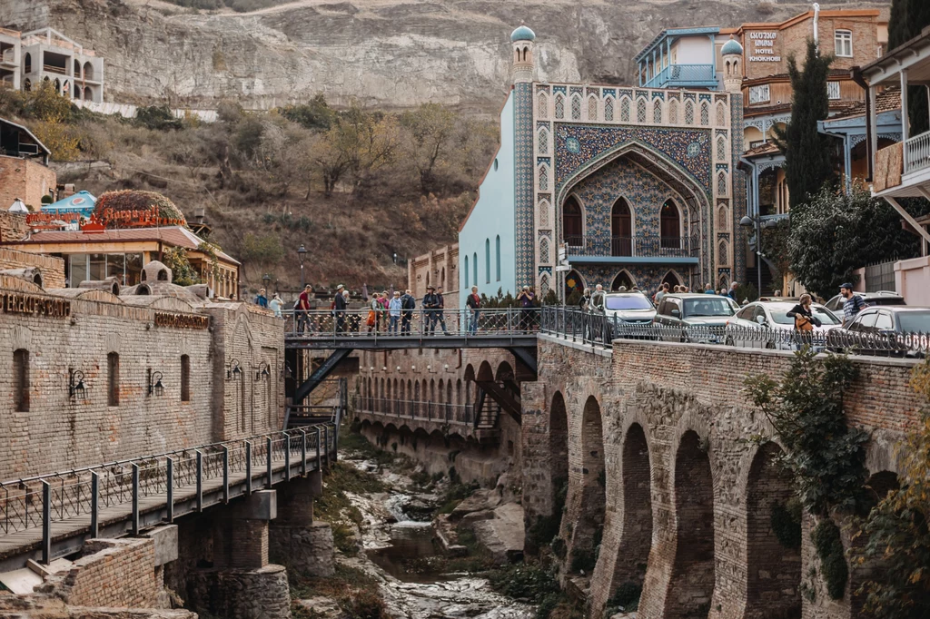 Budynek przypominający meczet to łażnie siarkowe Chreli Arbano w centrum Tbilisi