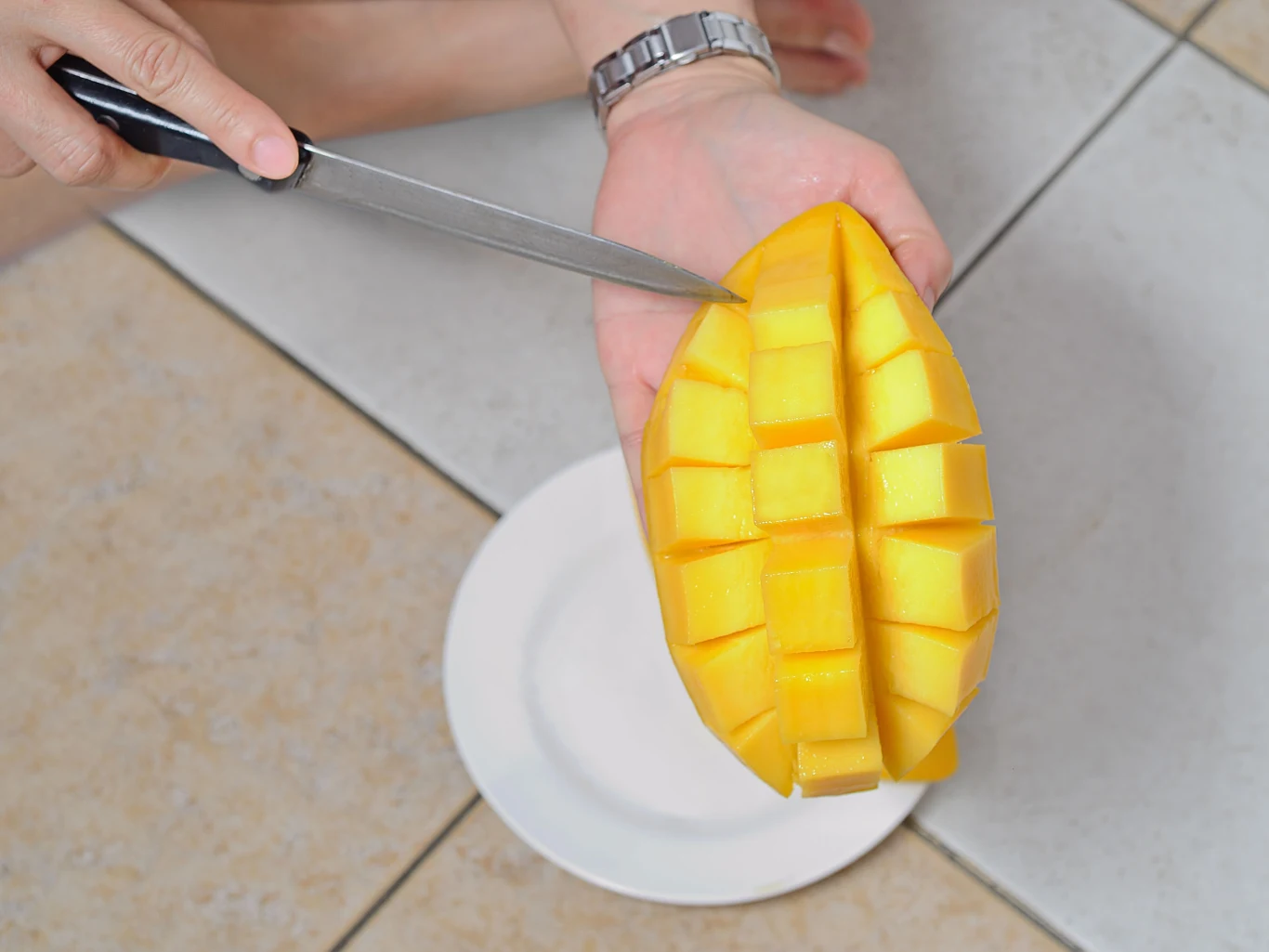 Dla niektórych osób obieranie mango jest dużym problemem Dla niektórych osób obieranie mango jest dużym problemem
