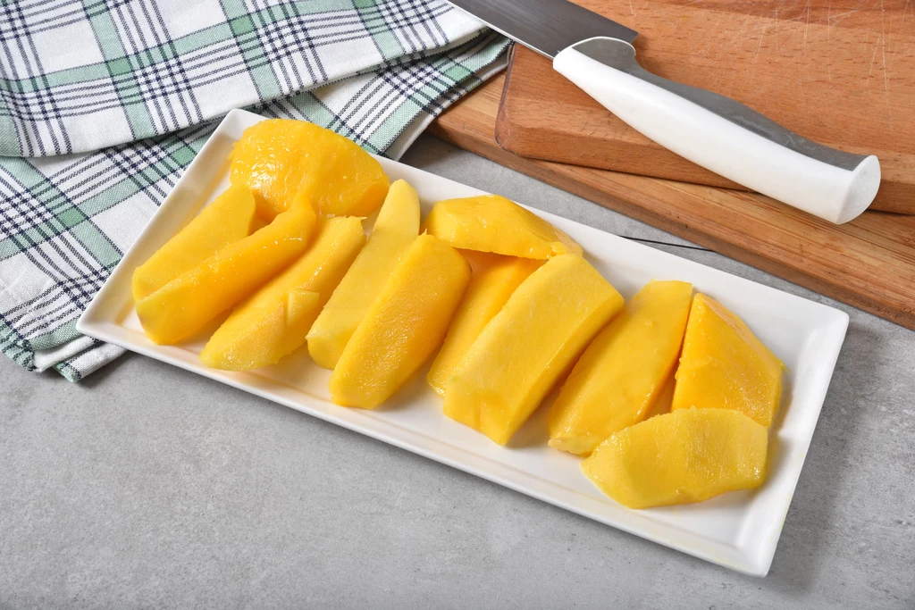 Aby ułatwić sobie krojenie i obieranie mango, warto położyć owoc na dłoni i sprawdzić ułożenie pestki