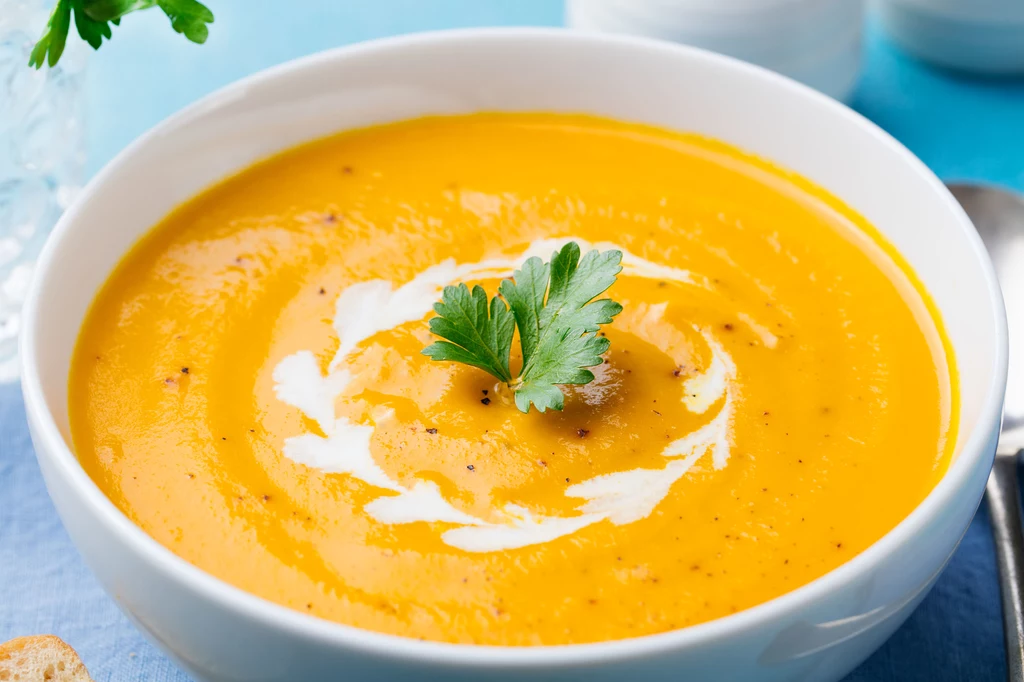 Dynia Jest idealna na lekko pikantną zupę krem, która świetnie rozgrzewa i wzbogaca menu w witaminę A. Ta zaś dba o prawidłowe funkcjonowanie nabłonka wyścielającego drogi oddechowe. Jest on barierą, która zapobiega przenikaniu chorobotwórczych drobnoustrojów do organizmu. Gotowanie, duszenie i pieczenie dyni nie niszczy jej prozdrowotnych właściwości. By w pełni je wykorzystać, dodaj odrobinę oliwy lub oleju - zwiększysz przyswajanie witaminy A. Dynia Jest idealna na lekko pikantną zupę krem, która świetnie rozgrzewa i wzbogaca menu w witaminę A. Ta zaś dba o prawidłowe funkcjonowanie nabłonka wyścielającego drogi oddechowe. Jest on barierą, która zapobiega przenikaniu chorobotwórczych drobnoustrojów do organizmu. Gotowanie, duszenie i pieczenie dyni nie niszczy jej prozdrowotnych właściwości. By w pełni je wykorzystać, dodaj odrobinę oliwy lub oleju - zwiększysz przyswajanie witaminy A.