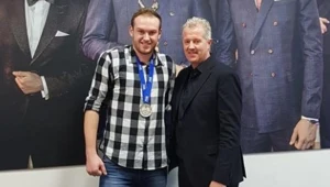 Jakub Procanin z medalem od Vitala Heynena. Walczy z nowotworem, a bez ręki serwuje asy