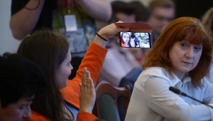 Posłanka Koalicji Obywatelskiej Klaudia Jachira i posłanka Lewicy Małgorzata Prokop-Paczkowska podczas pierwszego posiedzenia Zespołu do spraw Równouprawnienia Społeczności LGBT+