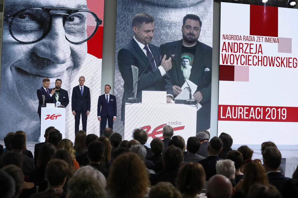 Dziennikarze Tomasz Sekielski i Marek Sekielski oraz prezes Grupy Eurozet Andrzej Matuszyński podczas gali wręczenia Nagrody Radia Zet im. A. Woyciechowskiego Dziennikarze Tomasz Sekielski i Marek Sekielski oraz prezes Grupy Eurozet Andrzej Matuszyński podczas gali wręczenia Nagrody Radia Zet im. A. Woyciechowskiego